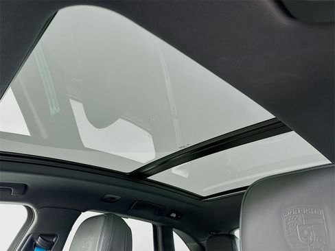 Used 2023 Porsche Macan Turbo image 24