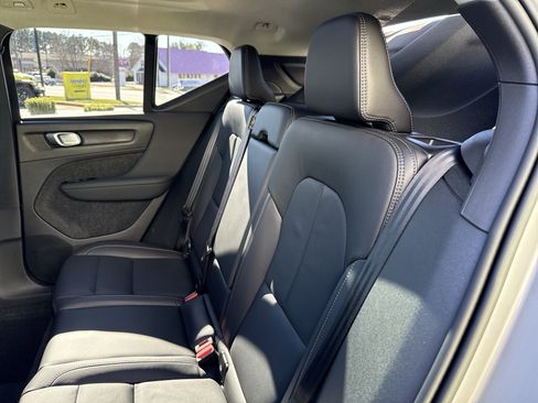 Used 2025 Volvo XC40 B5 Core image 32