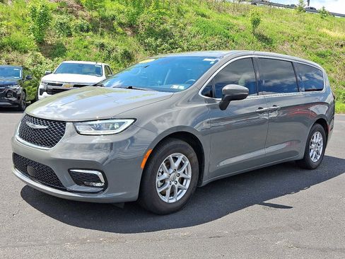 Used 2023 Chrysler Pacifica Touring-L FWD image 3