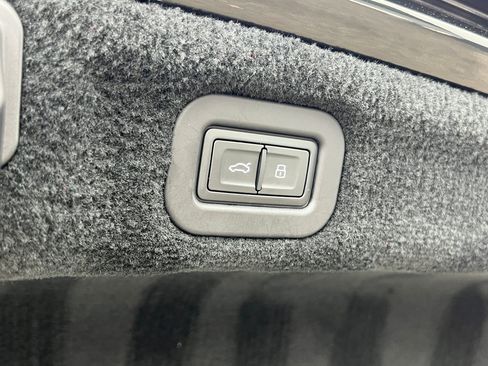 Used 2022 Bentley Flying Spur V8 image 23