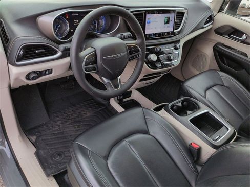 Used 2023 Chrysler Pacifica Touring-L image 14