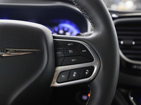 Used 2025 Chrysler Pacifica Select image 29