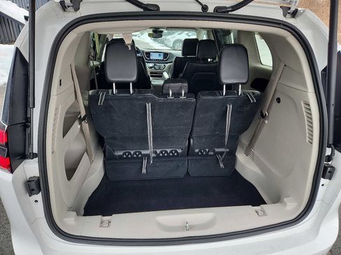Used 2024 Chrysler Pacifica Touring-L image 27