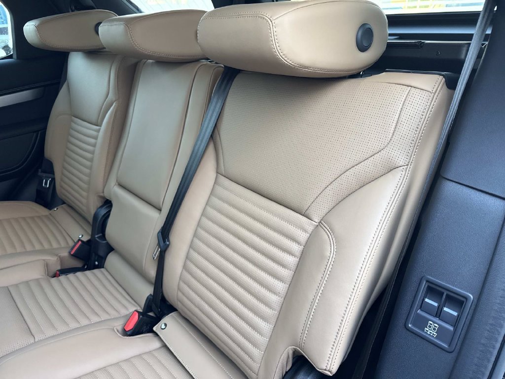 New 2026 Land Rover Discovery Limited Edition AWD/4WD image 14
