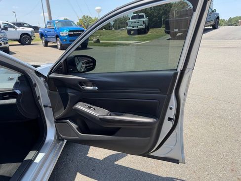 Used 2024 Nissan Altima 2.5 SV FWD image 28