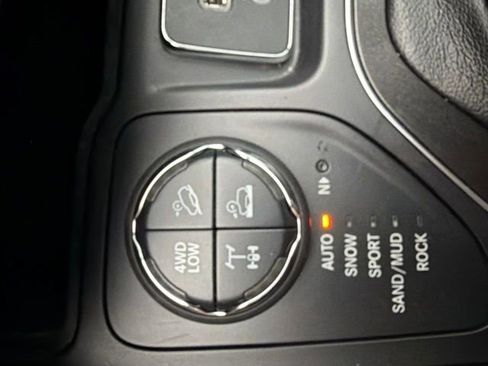 Used 2019 Jeep Cherokee Trailhawk AWD/4WD image 8