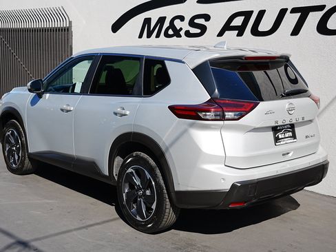 Used 2024 Nissan Rogue SV image 6