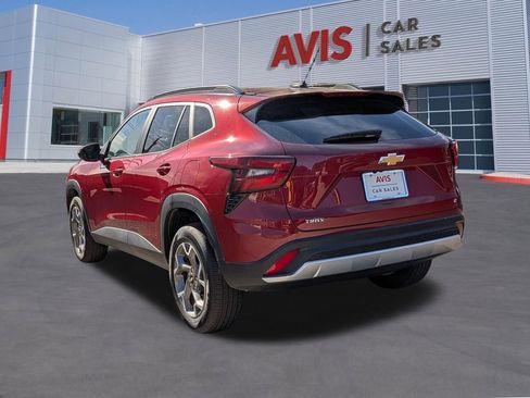 Used 2025 Chevrolet Trax LT FWD image 9