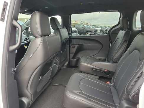 New 2026 Chrysler Pacifica Select image 10