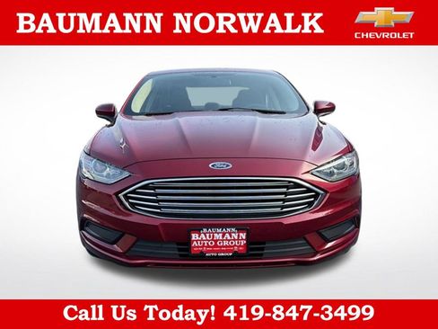 Used 2017 Ford Fusion SE w/ Fusion SE Technology Package FWD image 2