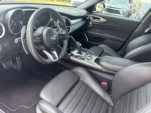 Used 2022 Alfa Romeo Giulia Veloce AWD/4WD image 9