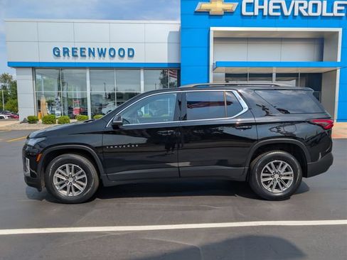Used 2023 Chevrolet Traverse LT FWD image 2
