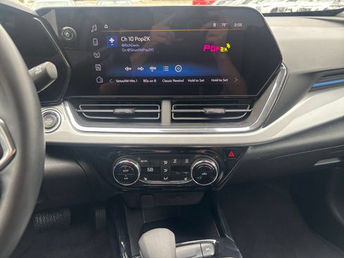 Used 2025 Chevrolet Trax LT w/ LT Convenience Package FWD image 17