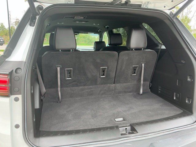 Used 2023 Chevrolet Traverse LT w/ LT Premium Package FWD image 11