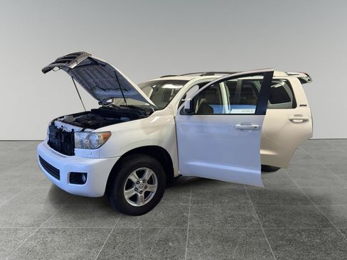 Used 2016 Toyota Sequoia SR5 w/ Premium Package AWD/4WD image 11
