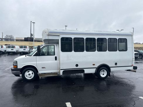 Used 2016 Chevrolet Express 4500 w/ Shuttle Bus Package RWD image 7