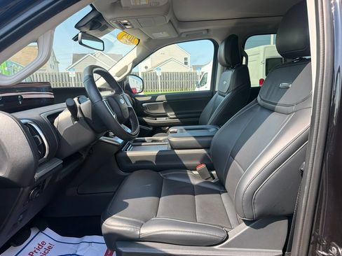 Used 2025 Ford Expedition Platinum AWD/4WD image 27