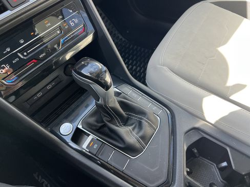 Certified 2025 Volkswagen Taos SE w/ Panoramic Sunroof Package image 24