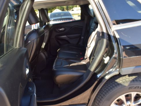 Used 2019 Jeep Cherokee Latitude Plus w/ Comfort/Convenience Group image 20