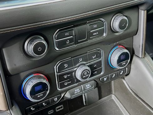 Certified 2023 Chevrolet Suburban High Country w/ LPO, Illumination Package AWD/4WD image 15
