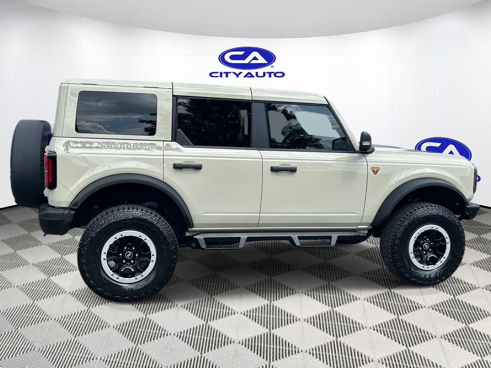 Used 2025 Ford Bronco Badlands AWD/4WD image 2