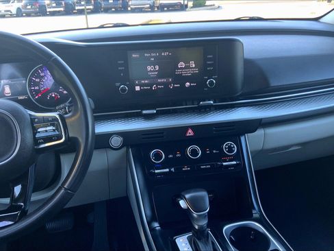 Used 2024 Kia Carnival LX image 8