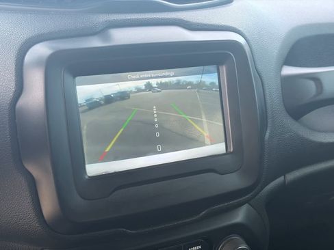 Used 2019 Jeep Renegade Latitude w/ Popular Equipment Group image 22