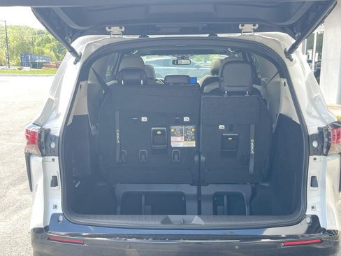 Used 2026 Toyota Sienna Limited FWD image 17