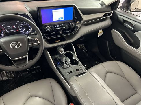 Used 2025 Toyota Highlander XLE FWD image 24