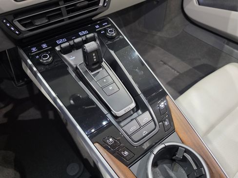 Used 2021 Porsche 911 Turbo image 17