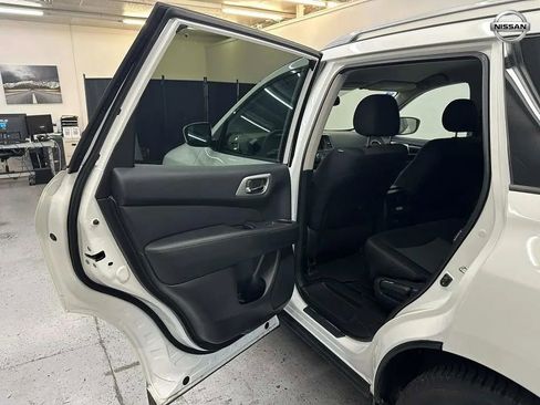 Used 2020 Nissan Pathfinder SV image 11