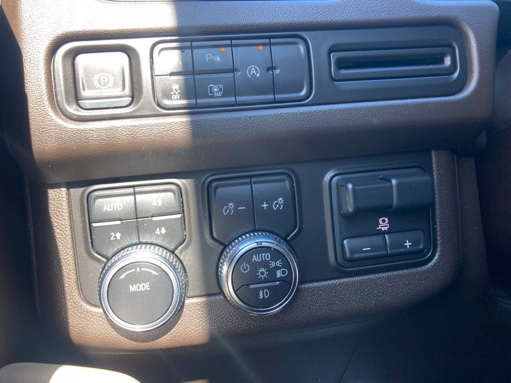 Certified 2023 GMC Yukon SLT w/ SLT Luxury Package AWD/4WD image 29