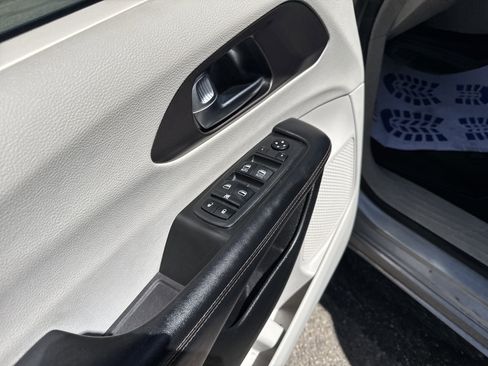 Used 2019 Chrysler Pacifica Touring Plus w/ Tire & Wheel Group FWD image 18