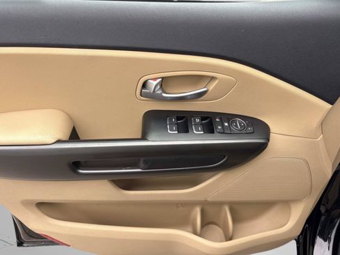 Used 2019 Kia Sedona EX FWD image 18