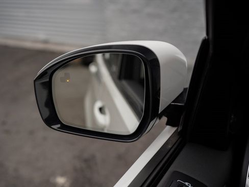 Used 2023 Land Rover Discovery S image 38