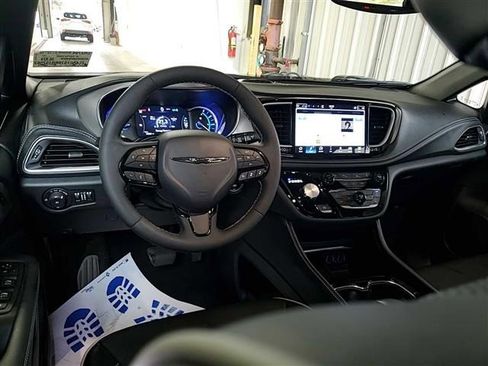 Used 2024 Chrysler Pacifica Premium image 9