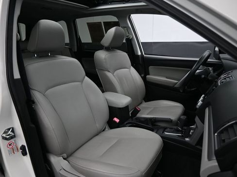 Used 2016 Subaru Forester 2.5i Touring w/ Eyesight & Navigation System image 31
