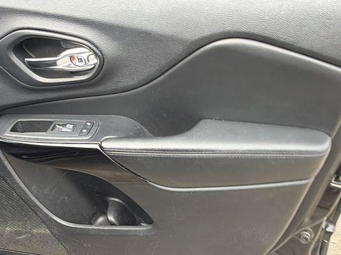 Used 2019 Jeep Cherokee Latitude Plus image 18