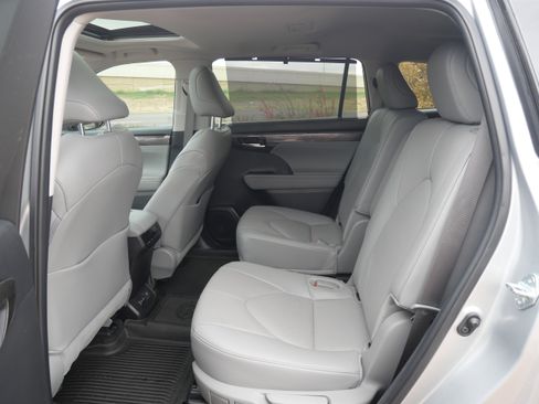 Used 2024 Toyota Highlander LE image 9