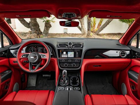 Used 2025 Bentley Bentayga image 4