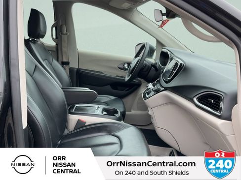 Used 2023 Chrysler Pacifica Touring-L FWD image 11
