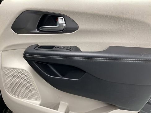 Used 2023 Chrysler Pacifica Touring-L image 30