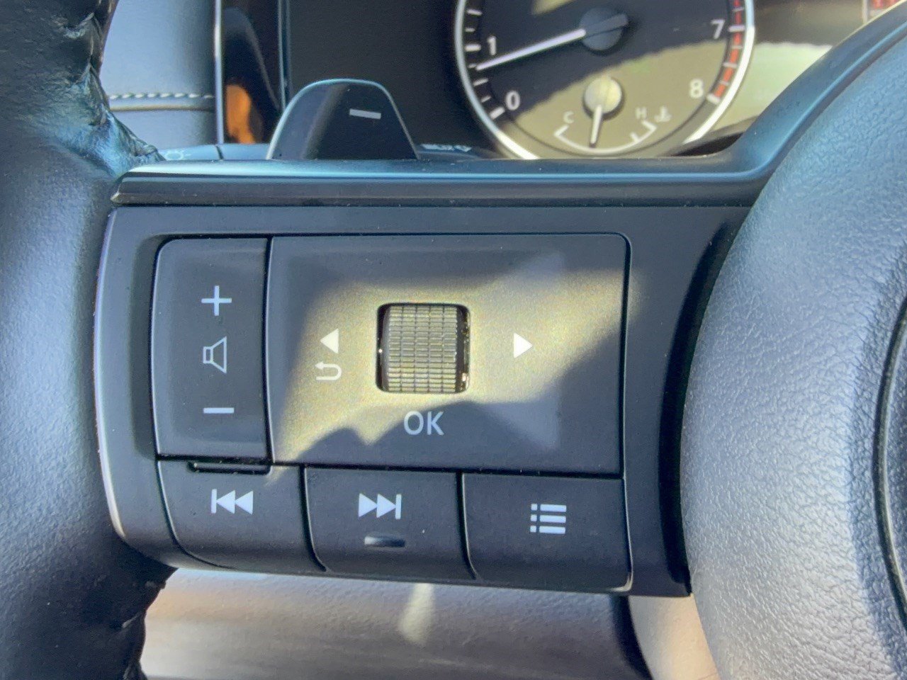 Used 2024 Nissan Pathfinder SV w/ SV Premium Package FWD image 18