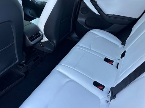 Used 2021 Tesla Model Y Long Range image 13