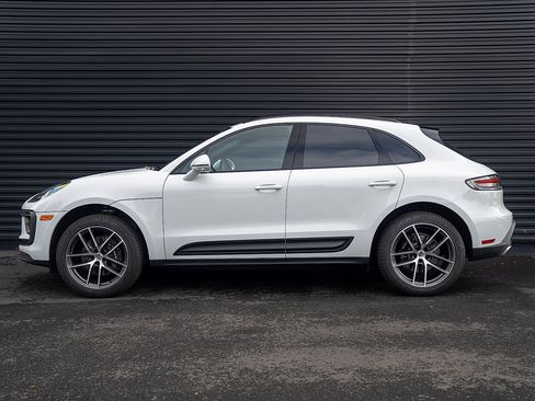 Certified 2025 Porsche Macan image 2