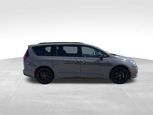 Used 2025 Chrysler Pacifica Limited FWD image 7