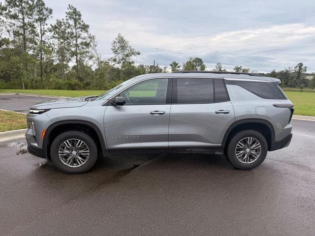 Used 2026 Chevrolet Traverse LT FWD image 2