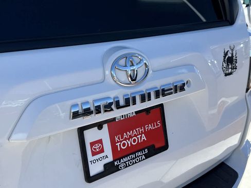 Used 2016 Toyota 4Runner SR5 AWD/4WD image 9