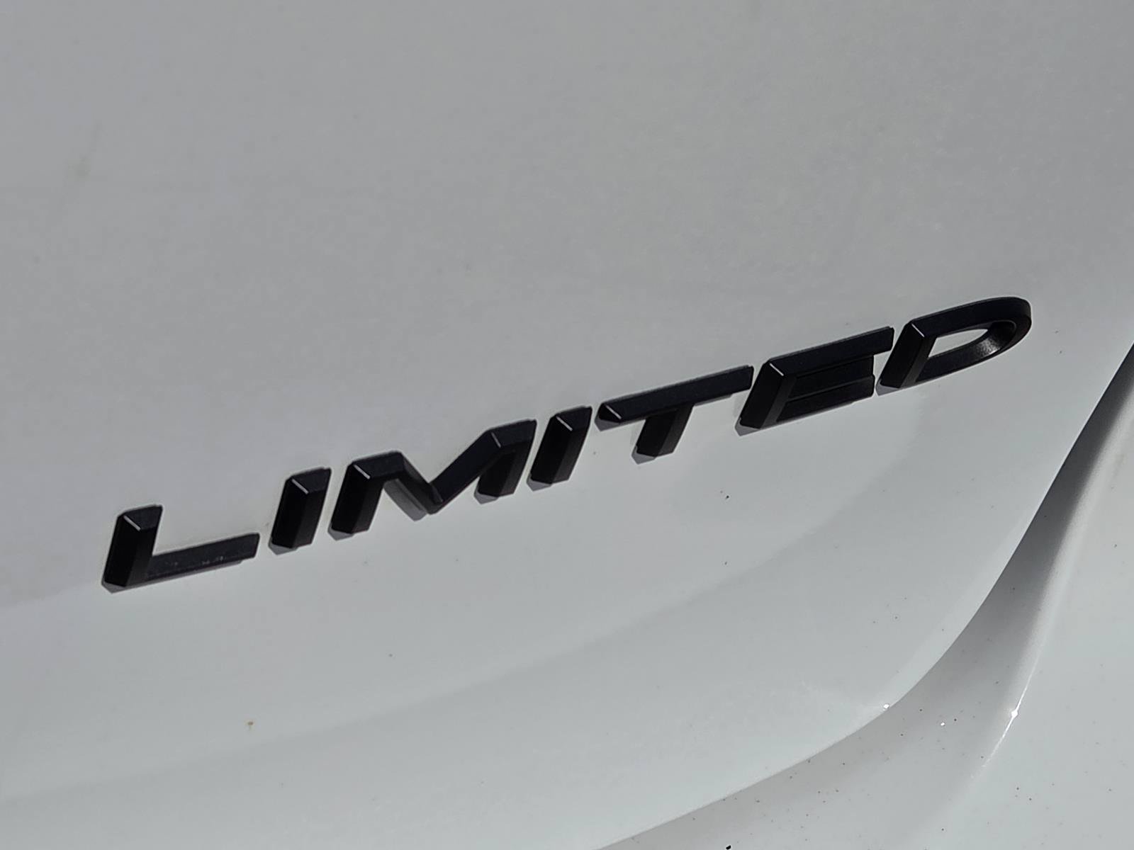Used 2025 Chrysler Pacifica Limited FWD image 9