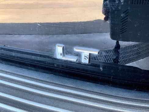 Used 2022 Chevrolet Suburban LT RWD image 9